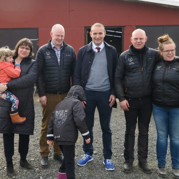 Forsetahjónin heimsóttu m.a. bændur á Syðra-Skörðugili. Mynd: Forseti.is.