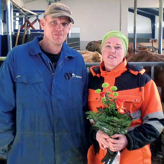 Jón Þór Jósepsson gæðastjóri hjá Mjólkursamlagi KS tók þessa mynd en hann afhenti Agnari og Ragnhildi blómvönd í tilefni þess að mjólkurframleiðsla er hafin á ný á Stóru-Ökrum 2.