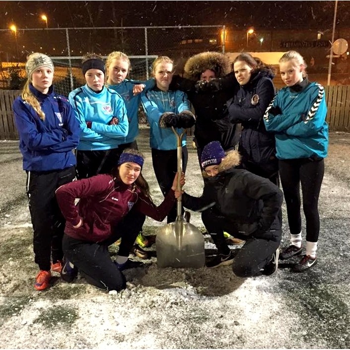 Það er fúlt að þurfa moka frosinn völlinn fyrir æfingar. Mynd/Dúfa Dröfn Ásbjörnsdóttir.