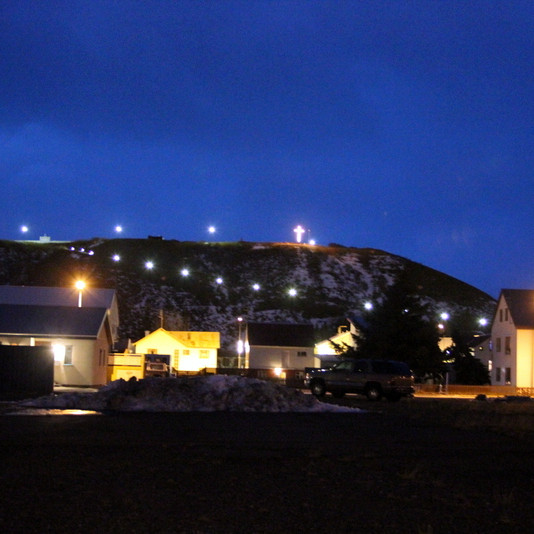 Krossinn upplýstur í morgun. Mynd: PF