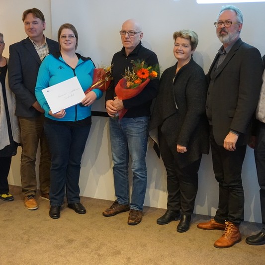 Frá vinstri: Bryndís Þráinsdóttir, framkvæmdastjóri Farskólans, Halldór Gunnlaugsson, verkefnastjóri námsins, Ásgerður Tryggvadóttir og Ágúst Marínósson, námsmenn og fulltrúar Fisktæknihópsins, Nanna Bára Maríasdóttir, sviðsstjóri hjá Fisktækniskóla Íslands, Ólafur Jón Arnbjörnsson, skólameistari Fisktækniskólans og Þorkell Þorsteinsson, aðstoðarskólameistari Fjölbrautaskóla Norðurlands vestra. Mynd: farskolinn.is.