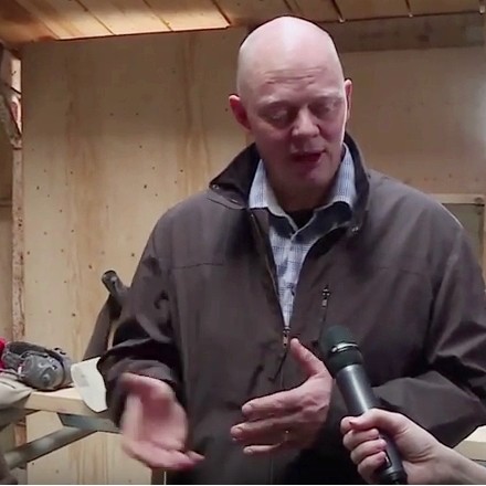 Í fyrsta þætti Fyrirmyndarfrumkvöðla er rætt við Ásdísi Sigurjónsdóttur, Einar E. Einarsson og Sólborgu Unu Pálsdóttur á Syðra-Skörðugili í Skagafirði sem framleiða smyrsl og leðurfeiti úr minkafitu undir vörumerkinu Gandur. /Skjáskot úr myndbandi.