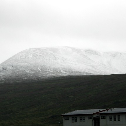 Hvítir fjallatoppar á Norðurlandinu
