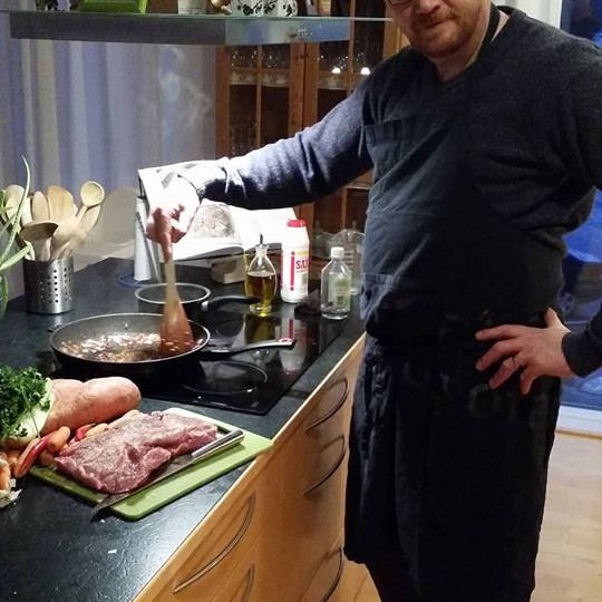 Gísli í eldhúsinu heima í Borgarnesi. Mynd: Guðrún Hulda Pálmadóttir.