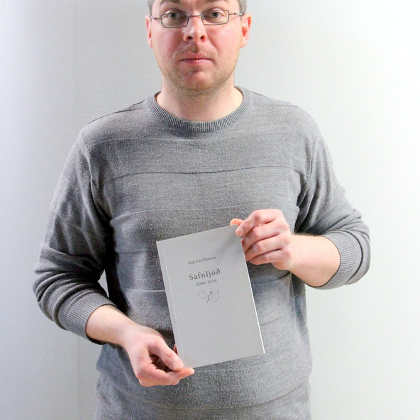 Gísli Þór með nýútkomna  bók sína Safnljóð. Mynd PF.