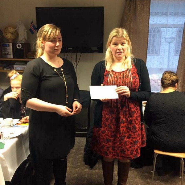 Sr. Sigríður tekur við peningum af Þuríði Þórarinsdóttur kvenfélagskonu. Mynd: Af fésbókarsíðu sr. Sigríðar.