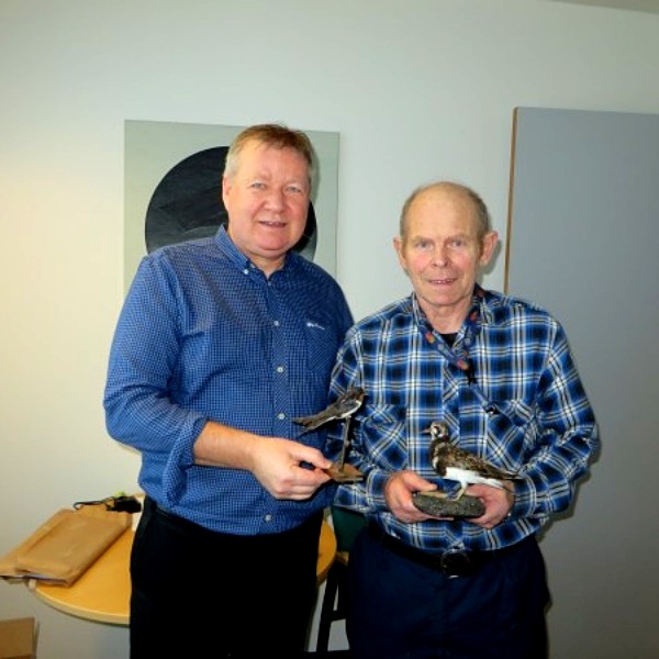 Óskar Björnsson skólastjóri Árskóla veitir gjöfinni, uppstoppuðum landsvölu og tildru, frá Ingólfi Sveinssyni viðtöku. Ljósm./arskoli.is