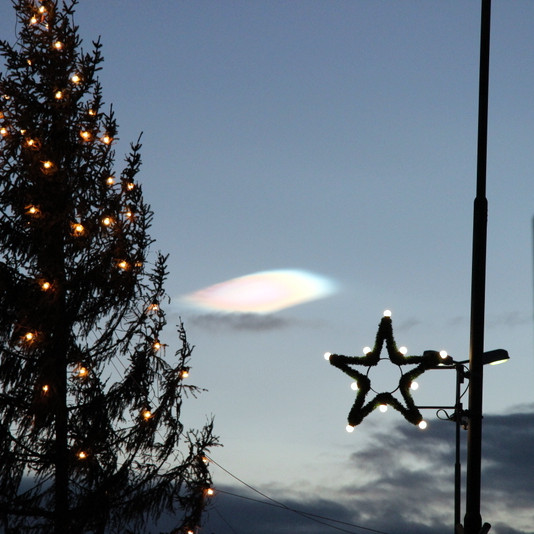 Þetta fallega glitský var til sýnis á suðurhimninum í morgun. Blíðuveður er nú á norðurlandi og útlit fyrir að það haldist fram yfir áramótin.  Mynd: PF.