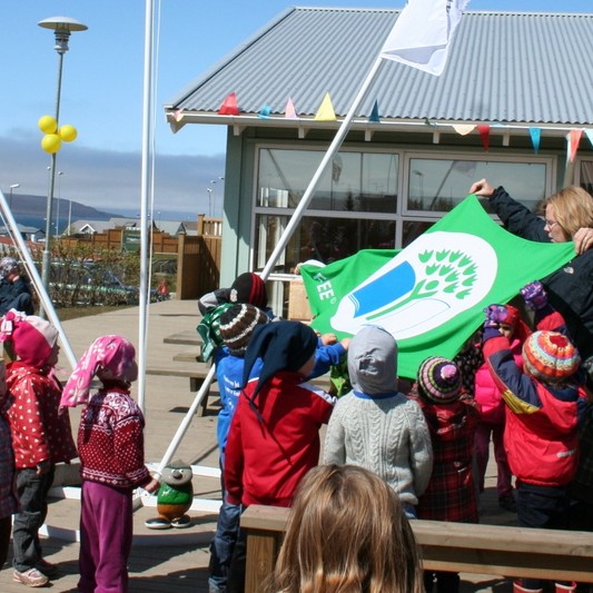 Leikskólinn Ásgarður á Hvammstanga fær sinn annan grænfána í dag. Fyrri fánann fékk leikskólinn i júní árið 2011 og var þessi mynd tekin við það tilefni.
