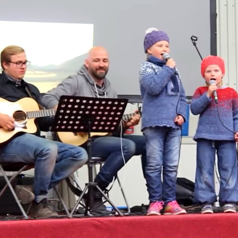 Systurnar Ragnhildur Sigurlaug og Sigurbjörg Svandís Guttormsdætur sungu við undirleik Sigvalda Helga Gunnarsson og Magna Ásgeirsson. Mynd/Skjáskot úr myndskeiði/ÓAB.