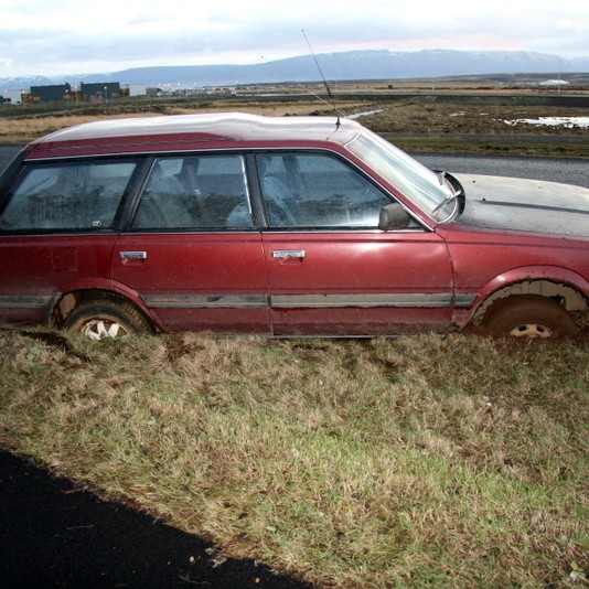 Bíll sat fastur á nýlögðu grasinu