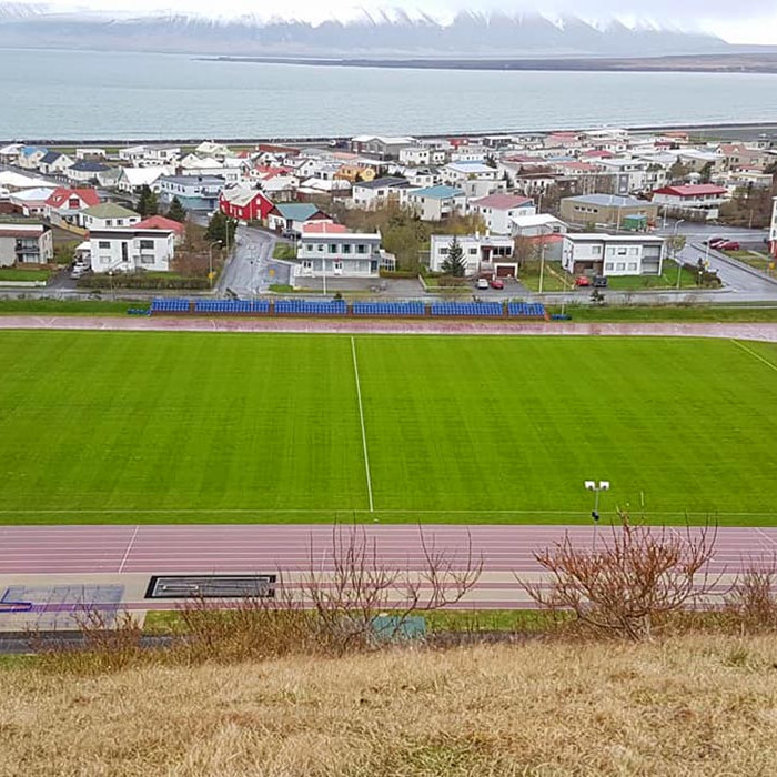 Grasvöllurinn á Króknum í vökvun sl. laugardagsmorgunn. Hann virðist koma vel undan vetri að þessu sinni.  MYND: ÓMAR BRAGI