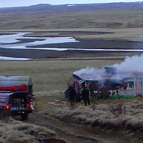 Hænsnakofi brann til kaldra kola