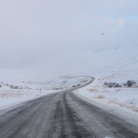 Ekki er reiknað með miklum snjó en frosti og þá líklega hálku á vegum. Myndin er tekin í síðustu viku á Þverárfjallsvegi. Mynd : PF.
