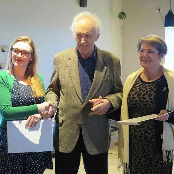 F.v.: Sólveig Benjamínsdóttir, forstöðumaður Byggðasafnsins á Reykjum, Guðmundur Karlsson, stjórnarformaður Heimafóðurs og Elín S. Sigurðardóttir, forstöðumaður Heimilisiðnaðarsafnsins. Ljósmynd: Jóhannes Torfason.