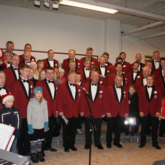 Karlakórinn Heimir söng í Skagfirðingabúð