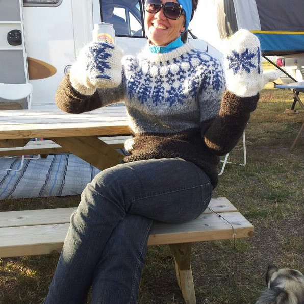 Handavinnukonan Helga Dóra í afgangapeysu með bjórvettlinga. Mynd úr einkasafni.