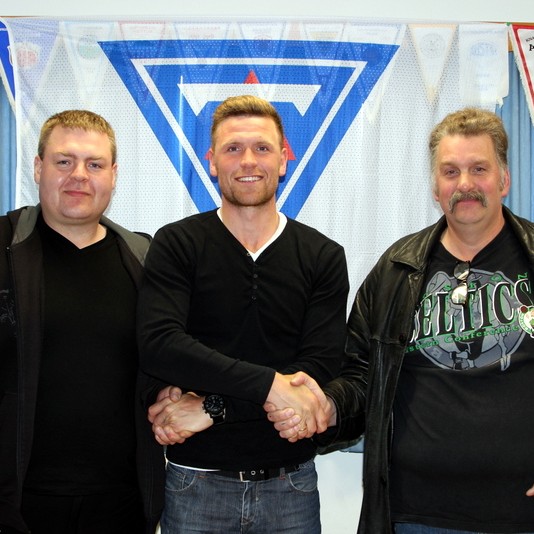 Helgi Rafn skrifar undir