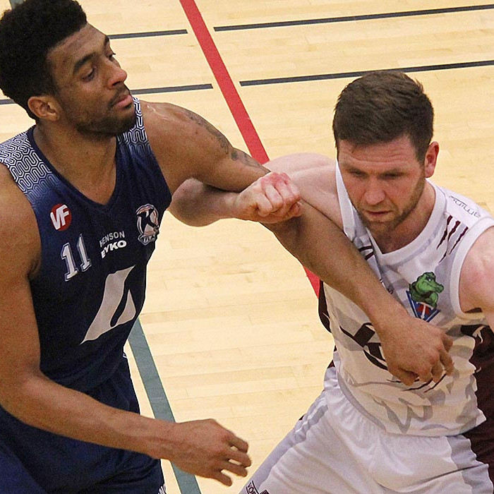 Helgi Viggós stöðvar Amin Stevens.  MYND: ÓAB