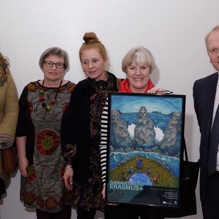 Herdís Á. Sæmundardóttir sviðstjóri fjölskyldusviðs og Selma Barðdal Reynisdóttir uppeldis- og sálfræðiráðgjafi Svf. Skagafjarðar veittu viðurkenningunni móttöku en það var Illugi Gunnarsson mennta- og menningarmálaráðherra sem afhenti. Ljósm./Erasmusplus.is.
