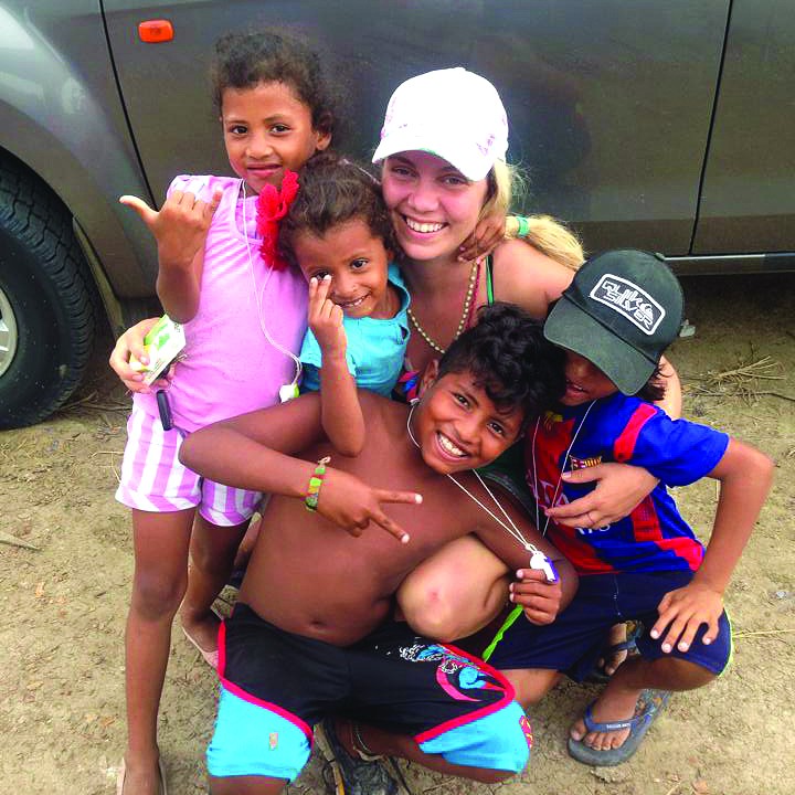 Hildur umkringd þakklátum börnum í Ekvador.