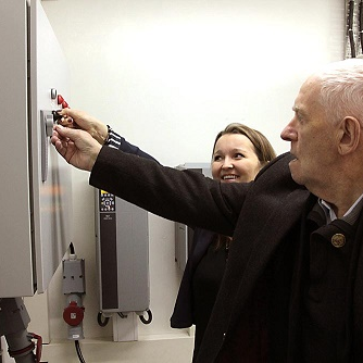 Þessi mynd af þeim Unni Valborgu Hilmarsdóttur og Brynjólfi Sveinbergssyni var tekin þegar vatni var hleypt á stofnlögn í Miðfirði í desember í fyrra. Mynd: Norðanátt