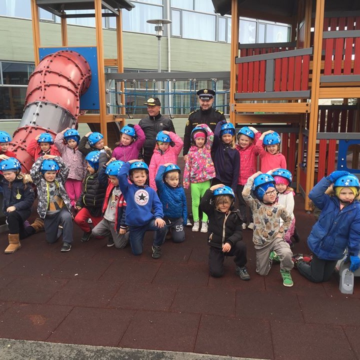 Hjálmarnir voru afhentir á leikvellinum við Árskóla í gær, sumardaginn fyrsta. Mynd: Fésbókarsíða Kiwanisklúbbsins Drangs.