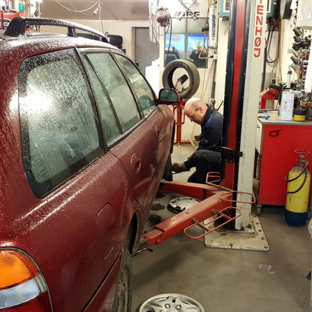 Nóg að gera í dekkjunum. Hér er Óskar að herða á felguboltunum. Mynd: PF.