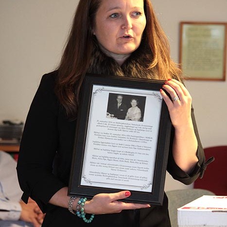 HVE færðar gjafir vegna 100 ára afmælis