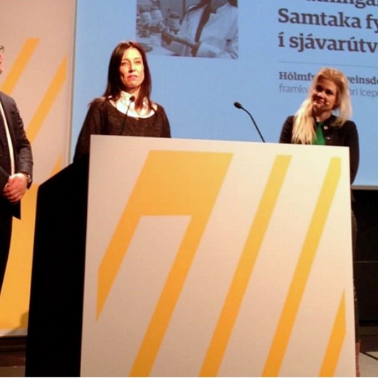 Það voru þau Jens Garðar Helgason, formaður Samtaka fyrirtækja í sjávarútvegi, og Karen Kjartansdóttir, samskiptastjóri Samtaka fyrirtækja í sjávarútvegi, sem afhentu Dr. Hólmfríði Sveinsdóttur verðlaunin. Mynd/sfs.is
