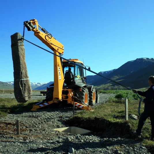 Hrafna Flóka reistur minnisvarði í Fljótum