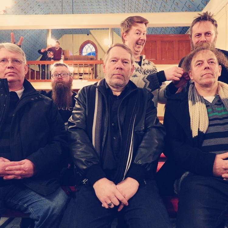 Karlakór og hálfvitar leiða saman hesta sína