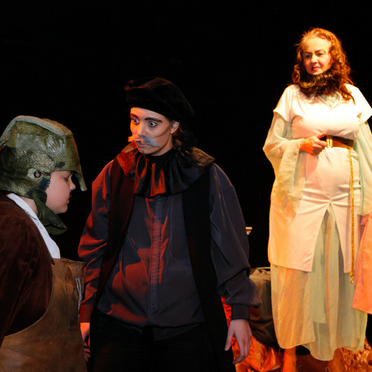 Lillý, Saga og Hrönn í hlutverkum sínum sem herforingi, sýslumaður og fína frúin. Mynd: Gunnhildur Gísla.