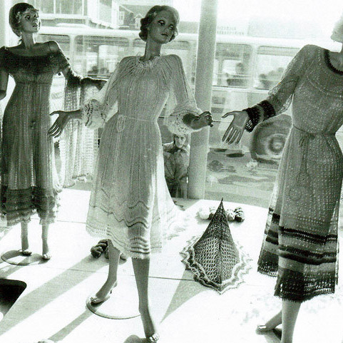 Handprjónaðir kjólar eftir Aðalbjörgu í sýningarglugga verslunar Íslensks heimilisiðnaðar í Hafnarstræti í apríl 1983. Myndin er úr bókinni Prjónað af fingrum fram.