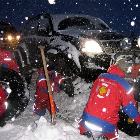 Aðstoða slasaðan vélsleðamann