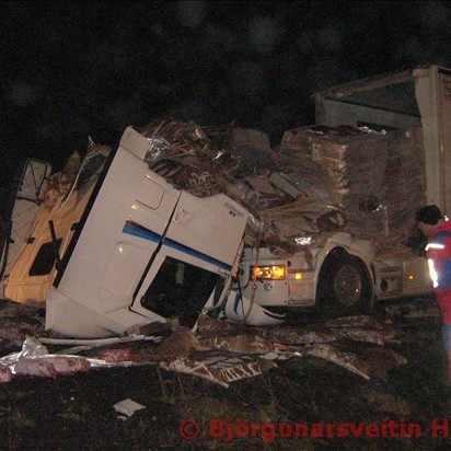 Húnar aðstoða við umferðaróhapp í Bitrufirði