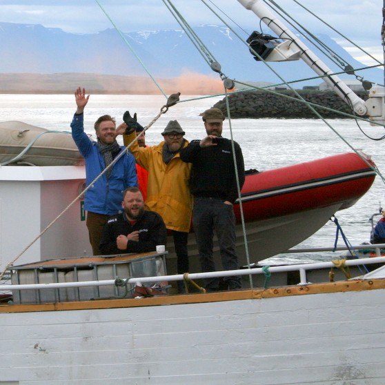 Áhöfnin á Húna komin í land