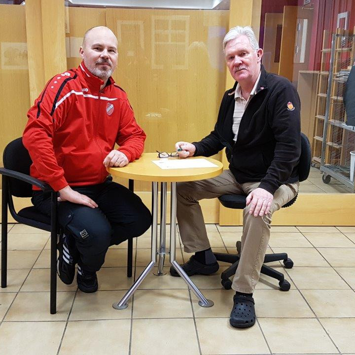 Hilmar Þór Hilmarsson formaður knattspyrnudeildar Hvatar og Jón Sigurðsson umboðsmaður TM undirrita samninginn. Mynd: Heimasíða UMF Hvatar