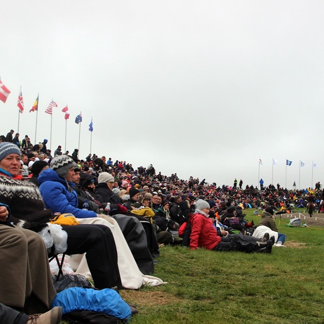 Vel dúðaðir áhorfendur