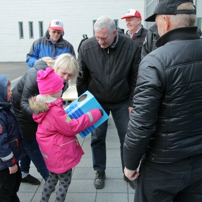 Kiwanisklúbburinn Drangey gefur hlífðarhjálma
