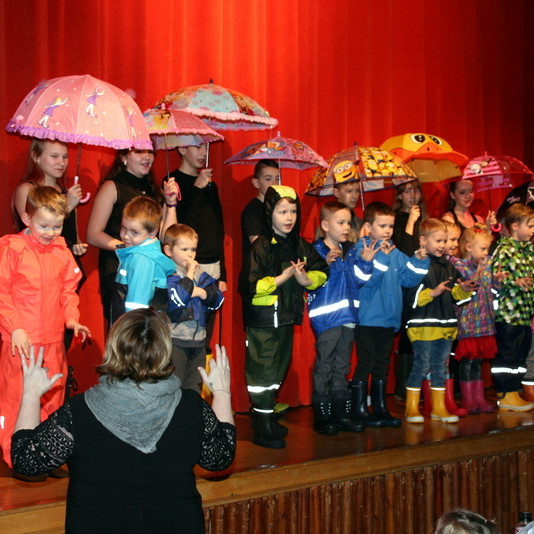Nemendur 1. bekkjar, skólahópur Barnabóls og nemendur 7. bekkjar syngja lag um rigninguna. Myndir: Helga Gunnarsdóttir.