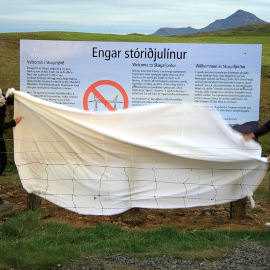 Afhjúpuðu mótmælaskilti