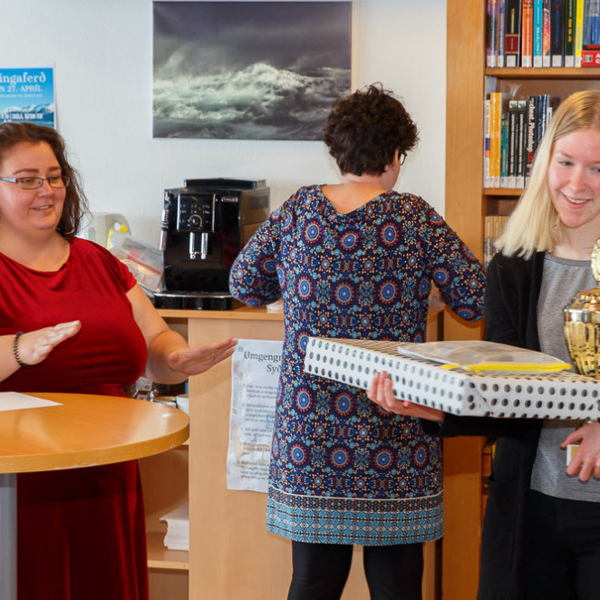 Hildur Heba tekur við verðlaunum fyrir fyrsta sætið. Mynd: GK.