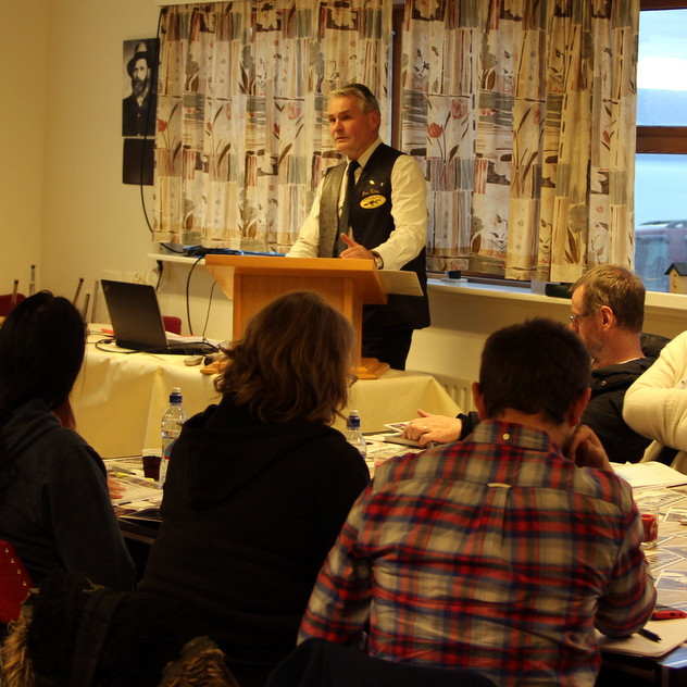 Formaður skotfélagsins Ósmann, Jón Pálmason, leiðbeinir tilvonandi leyfishöfum um meðferð skotvopna. Mynd: PF