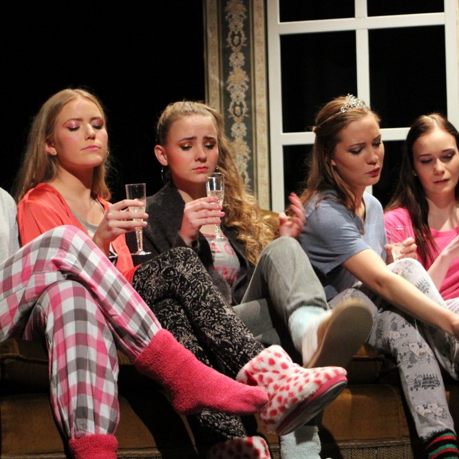 Leikfélag NFNV frumsýndi Ástin er diskó - Lífið er pönk í Bifröst á Sauðárkróki í gær. Myndir: KSE