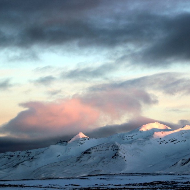 Bleik og blá blæbrigði austan Vatna
