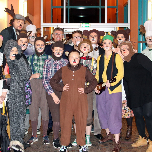 Gunnar Bragi Sveinsson í hópi dýra sem hann flutti á kjörstað í dag. Mynd: PF