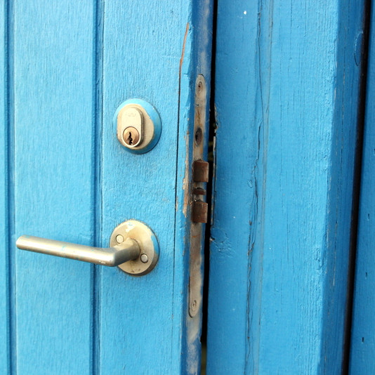 Í gegnum þessar dyr komust þjófarnir eftir að hafa spennt hurðina upp  á trésmiðjunni Borg. Mynd: PF