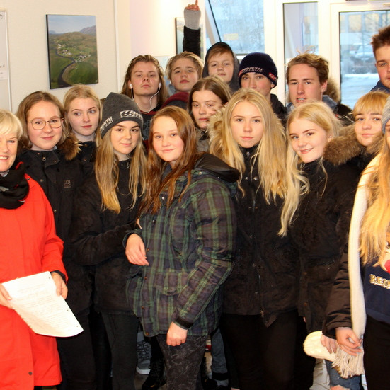 Herdís Sæmundardóttir fræðslustjóri tekur við áskorun 10. bekkjar Árskóla til samningarnefndar sveitarfélaga. Mynd: PF