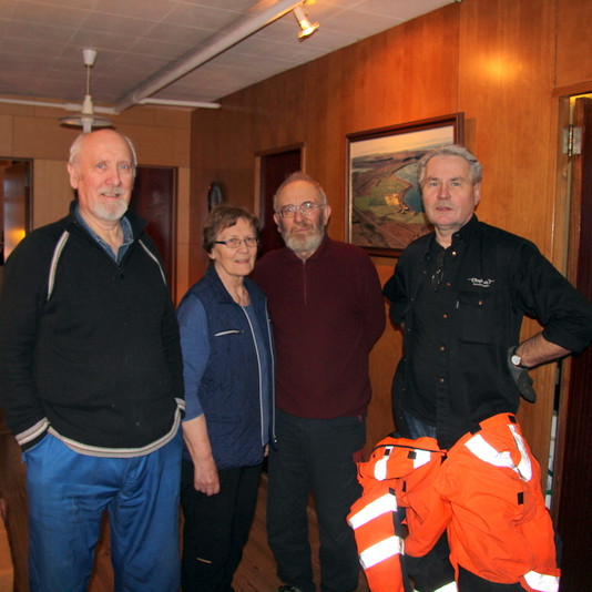 Rafmagnið komið á hjá ábúendum á Víkum. Systkinin Valgeir, Lilja og Finnur Karlsbörn ásamt Jóni Pálmasyni rafvirkja. Mynd: PF